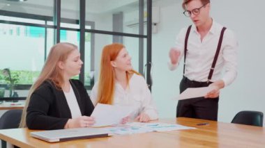 İş adamlarından oluşan bir grup, planlama ve strateji pazarlaması için ofis, yönetici ve ortak, grafik ve grafik raporuyla yatırım ve istatistikleri hakkında konferans düzenliyor..