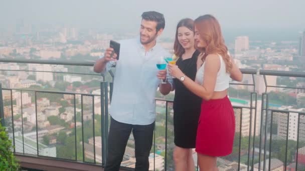 Amici Gruppo Che Tengono Cocktail Selfie Festa Ristorante Lusso Festeggiare — Video Stock
