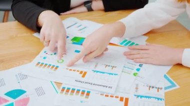 Grup iş adamlarının yakın çekim elleri, planlama ve strateji pazarlama ekibi ile toplantı, yönetici ve çalışan, grafik ve grafik raporuyla yatırımların finansmanı konulu konferansı tartışıyor.
