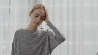 Kafkasyalı genç kadın depresyonda ve evde zihinsel sorunları var, duygu ve olumsuzluk, kadın yalnızlığı ve endişe hayal kırıklığı, ifade ve umutsuzluk, yaşam tarzı konsepti.