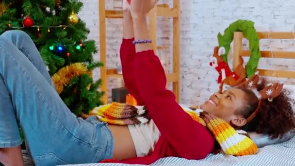 Jonge Afro Amerikaanse Vrouw Knuffelen Geschenkdoos Met Tevredenheid Opgewonden Tijdens — Stockvideo