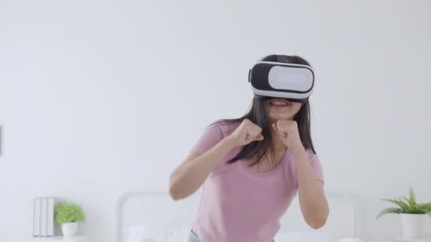 Ung Asiatisk Kvinne Med Headset Playgame Med Opphisset Sengetid Soverommet – stockvideo