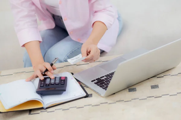 Primeros Planos Mujer Calculando Hogar Finanzas Con Calculadora Escritorio Hogar — Foto de Stock