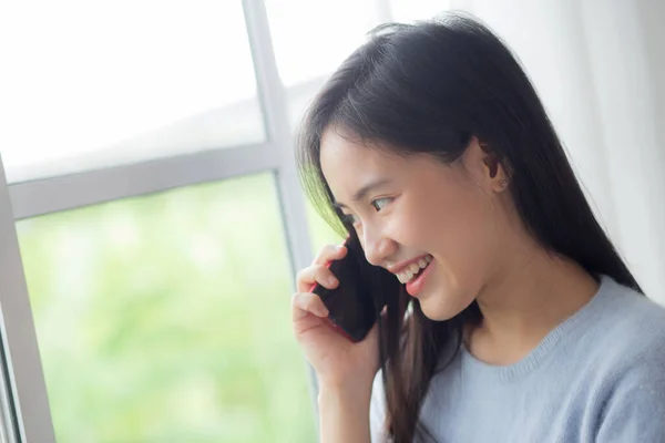 Felicidade Jovem Mulher Asiática Conversando Com Smartphone Sala Estar Casa — Fotografia de Stock