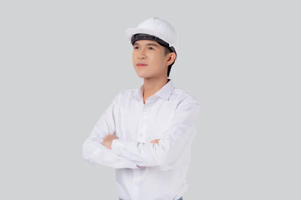 肖像若いアジアの男は 白い背景に独立した自信を持ってヘルメット立って笑顔を身に着けているエンジニアであり ハンサムな男性は建築家や請負業者 労働者や労働者 産業概念です — ストック写真