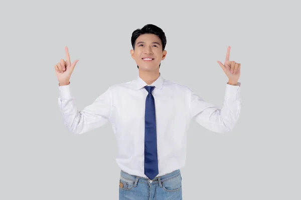 Portré Fiatal Ázsiai Üzletember Mutató Bemutató Elszigetelt Fehér Háttér Reklám — Stock Fotó