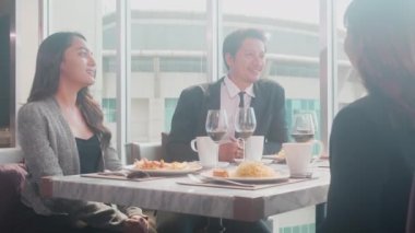 Mutlu takım genç iş adamları partide başarıyı kutluyor ve arkadaşlarıyla birlikte restoranda keyif alıyorlar, arkadaş ve sosyal meslektaş, arkadaş ve toplum konseptiyle tanışıyorlar..