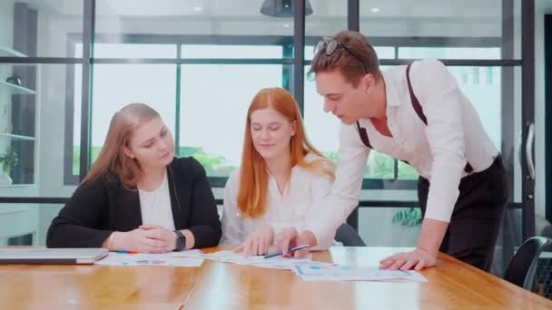 Skupina Podnikatelů Setkání Tým Pro Plánování Strategický Marketing Kanceláři Manažer — Stock video