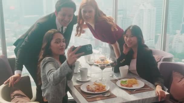 Glade Team Unge Erhvervsfolk Partiet Fejrer Succes Selfie Tager Billede – Stock-video