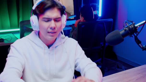 Jonge Aziatisch Man Dragen Headset Spelen Video Game Live Streaming — Stockvideo