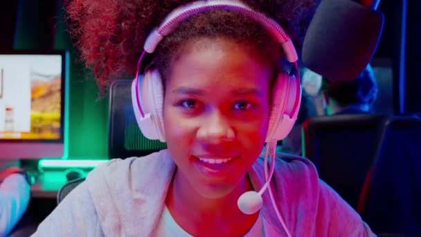 Ung Afroamerikansk Kvinna Och Team Bär Headset Spela Spel Och — Stockvideo