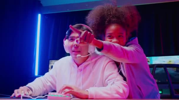 Mladý Asijský Muž Afroameričanka Nosí Sluchátka Hrát Videohry Živé Streamování — Stock video