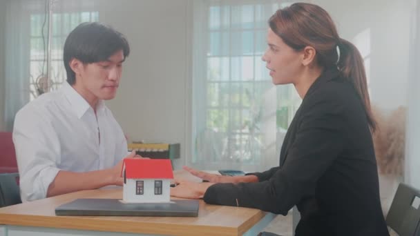 Inmobiliaria Mujer Agente Cliente Asiático Hombre Apretón Manos Juntos Después — Vídeos de Stock