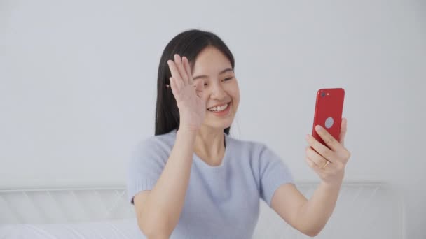 Jovem Mulher Asiática Usando Smartphone Para Videoconferência Online Com Amigos — Vídeo de Stock