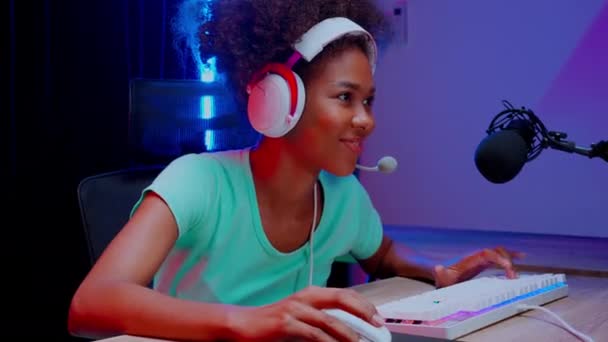 Joven Mujer Afroamericana Con Auriculares Jugar Videojuego Streaming Vivo Línea — Vídeos de Stock
