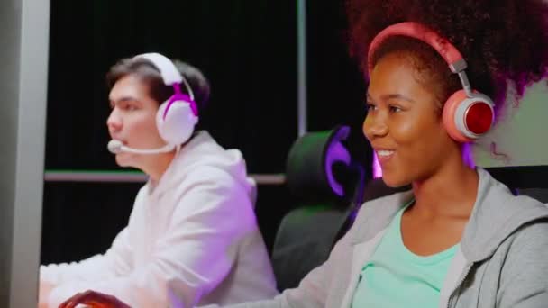 Junger Asiatischer Mann Und Afroamerikanische Frau Mit Headset Spielen Videospiel — Stockvideo