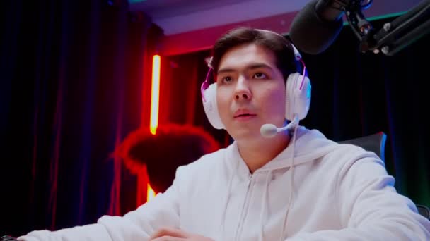 Genç Asyalı Adam Kulaklık Takıyor Video Oyunu Oynuyor Mikrofon Oyun — Stok video