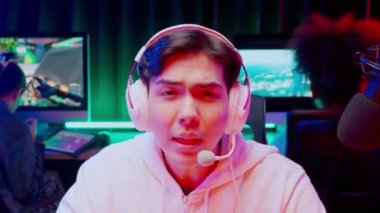 Genç Asyalı adam kulaklık takıyor video oyunu oynuyor ve mikrofon, oyun ve esport ya da heyecan verici, yayın ve eğlence konseptiyle oyuncu seçimi yaparken çevrimiçi canlı yayın yapıyor..