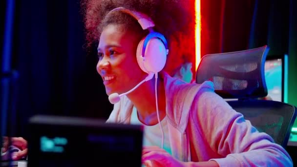 Молода Афроамериканська Жінка Команда Одягнені Навушники Грають Відеоігри Транслюють Онлайн — стокове відео