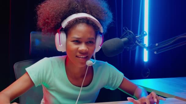 Молода Афроамериканська Жінка Одягнена Навушники Відеоігри Живе Онлайн Мікрофоном Вдома — стокове відео