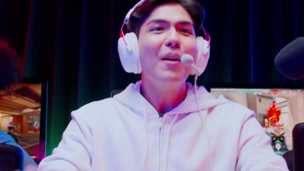 Junge Asiatische Mann Und Team Mit Headset Spielen Videospiel Und — Stockvideo
