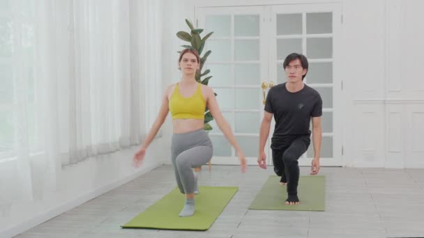 Genç Asyalı Erkek Kadın Yoga Yapıyor Kaslı Elleri Uzatıyorlar Evde — Stok video
