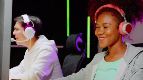 Młody Azjata Afroamerykanka Słuchawkach Grać Gry Wideo Streaming Żywo Online — Wideo stockowe