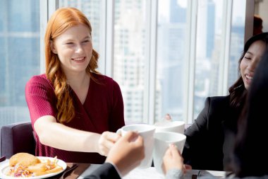 Mutluluk ekibi genç iş adamları cam içecekleri birlikte kutluyor. Lüks restoranda, arkadaş canlısı ve sosyal meslektaş, arkadaş ve toplum konseptiyle tanışıyor..