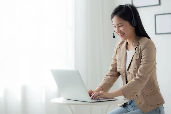 Young Asian Businesswoman Wearing Headset Video Call Explain Conference Online — ストック写真