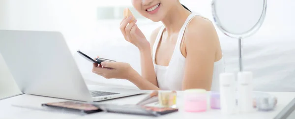 Beleza Jovem Mulher Asiática Com Maquiagem Aprendizagem Com Sopro Bochecha — Fotografia de Stock