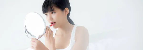 립스틱 바르는 아리따운 아시아 입술을 꾸미기 위하여 거울을 여성의 개념을 — 스톡 사진