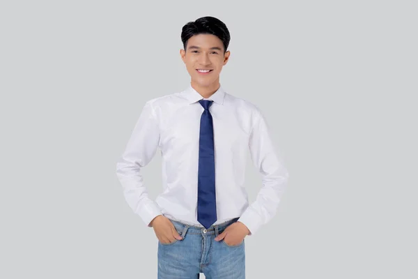 Portret Jonge Aziatische Zakenman Met Zelfverzekerde Vriendelijke Geïsoleerd Witte Achtergrond — Stockfoto