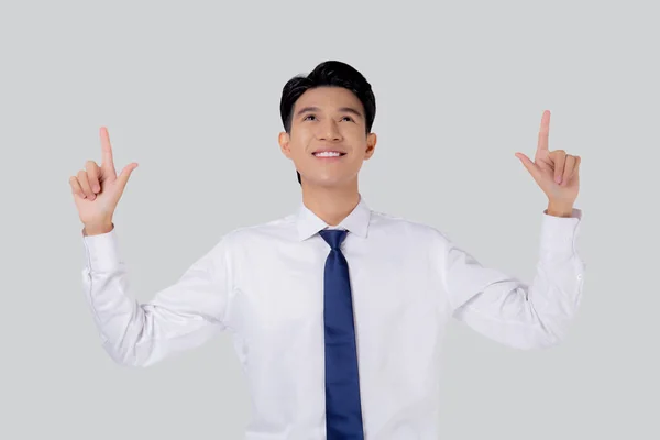 Porträtt Ung Asiatisk Affärsman Peka Och Presentera Isolerad Vit Bakgrund — Stockfoto