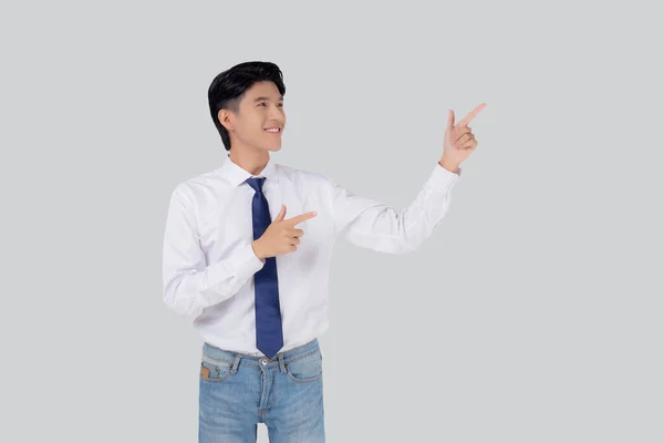 Портрет Молодого Азіатського Бізнесмена Який Вказує Представляє Ізольовані Білому Тлі — стокове фото