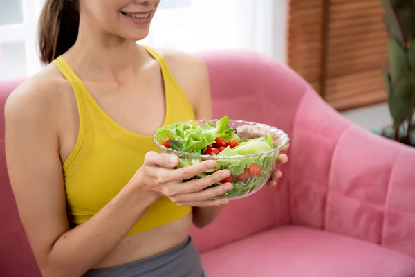 Šťastná Mladá Běloška Držící Misce Salát Zelenina Pro Konzumaci Salátu — Stock fotografie