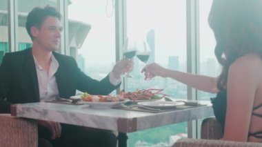Kutlama için restoranda bir kadeh şarap eşliğinde bir araya gelen mutlu genç çift, romantik ve ilişkili erkek ve kadın, iki kişi, sevgililer günü ve tatil konsepti.