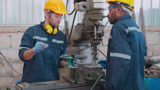 Dois Jovens Engenheiros Examinando Medindo Aço Juntamente Com Experiência Fábrica — Vídeo de Stock
