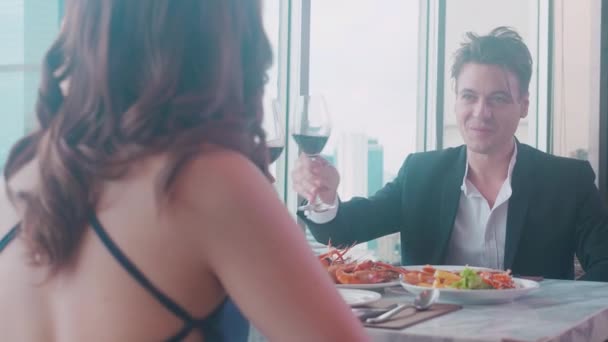 Glückliches Junges Paar Das Bei Einem Glas Wein Gemeinsam Restaurant — Stockvideo