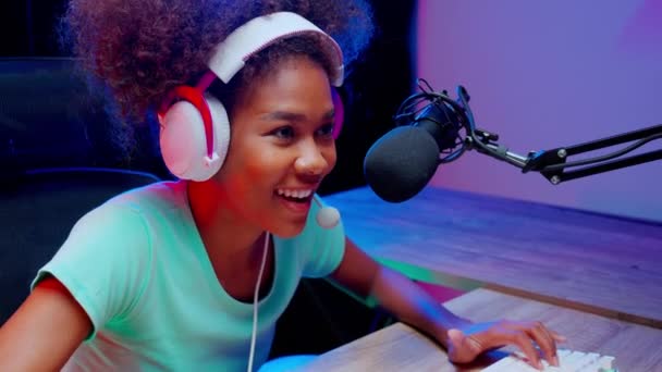 Junge Afroamerikanerin Mit Headset Spielt Videospiel Und Live Streaming Online — Stockvideo