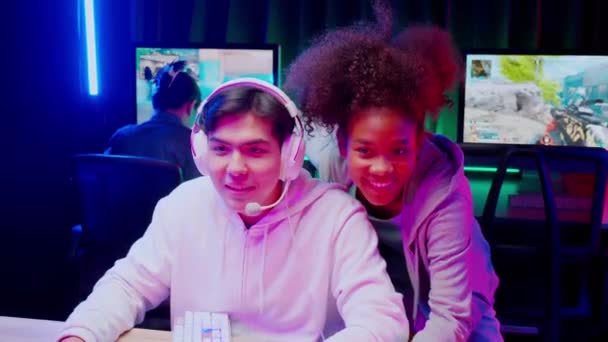 Jonge Aziatische Man Afro Amerikaanse Vrouw Dragen Headset Speel Video — Stockvideo