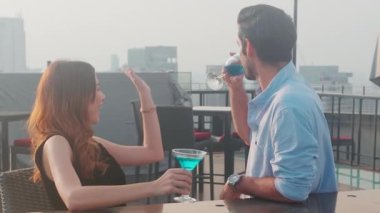 Grup arkadaşları birlikte kutlama yapmak için restorandaki partide kokteyl ve neşe içerek, kadın ve erkek buluşmaları ve içki içmeleri, yaşam tarzları konsepti..