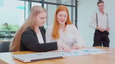 İş adamlarından oluşan bir grup, planlama ve strateji pazarlaması için ofis, yönetici ve ortak, grafik ve grafik raporuyla yatırım ve istatistikleri hakkında konferans düzenliyor..