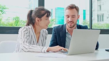 Kafkasyalı genç işadamı, ofiste birlikte çalışan iş kadını yetiştiren girişimci, yönetici ve çalışan, dizüstü bilgisayarı tartışan ve kullanan iki kişi, iş konsepti.