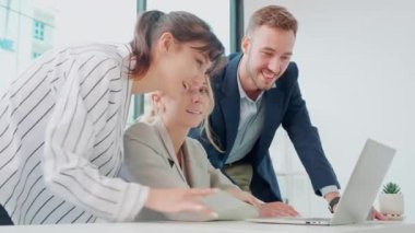 Bir grup iş adamı, ofis, yönetici ve personel toplantısı ve beyin fırtınası, iş konsepti planlama ve strateji pazarlaması için iş arkadaşlarıyla birlikte dizüstü bilgisayar sunumu projesini kullanıyor..