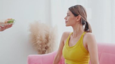 Yemek servisi yapan elleri ve tabela yapan beyaz genç bir kadın obez ile sağlıksız yiyecek olmadığını söylüyor, kadınlar diyet, beslenme ve fast food için baştan çıkarıcı yiyecekleri reddediyor, kötü, sağlık kavramları.