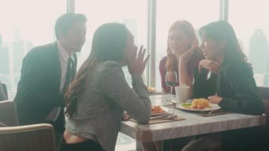 Mutlu takım genç iş adamları partide başarıyı kutluyor ve restoran lüks, arkadaş canlısı ve sosyal iş arkadaşı, arkadaş ve toplum konsepti ile birlikte sohbet ediyorlar..