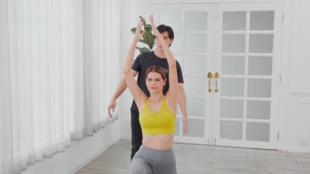Ung Asiatisk Tränare Man Utbildning Kvinna Utövar Yoga Medan Stretching — Stockvideo