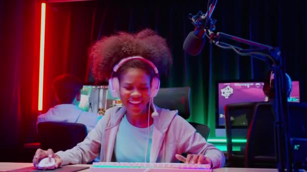 Молодая Афроамериканская Женщина Команда Носящие Наушники Играют Видеоигры Транслируют Онлайн — стоковое видео