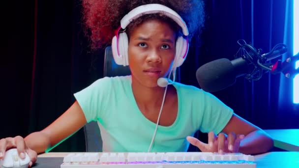 Junge Afroamerikanerin Mit Headset Spielt Videospiel Und Live Streaming Online — Stockvideo