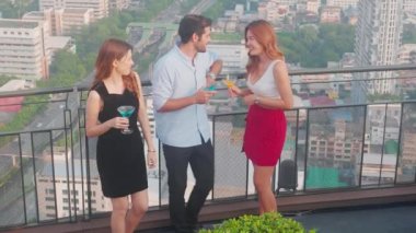 Grup arkadaşları birlikte kutlama yapmak için restorandaki partide kokteyl ve neşe içerek, kadın ve erkek buluşmaları ve içki içmeleri, yaşam tarzları konsepti..